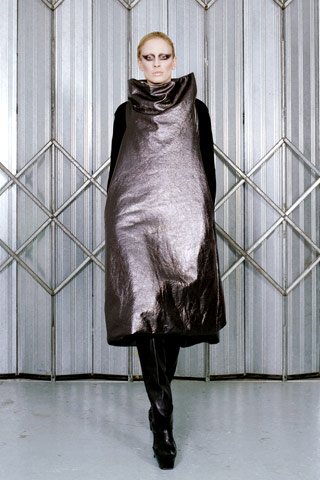 Vestido trapecio inflado metalizado Gareth Pugh